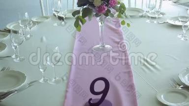 装饰设计圆桌紫色紫丁香条纹在中间